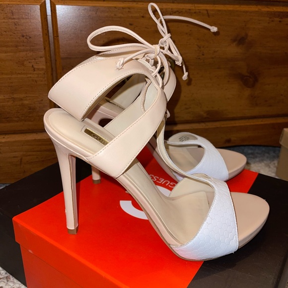 Guess tie up heel - Picture 2 of 2